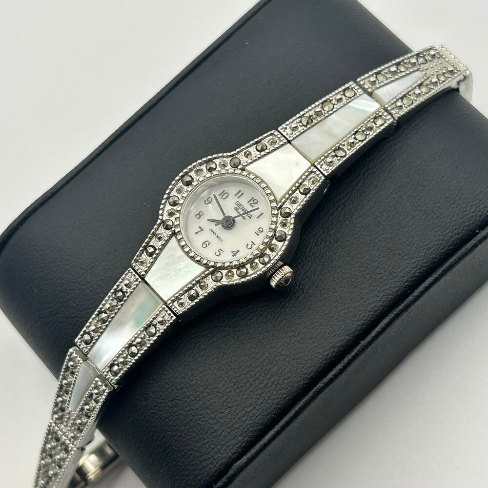 Vintage Geneva Mother Pearl Dial Accents Women Fashion Watch Working New Battery - Picture 2 of 8